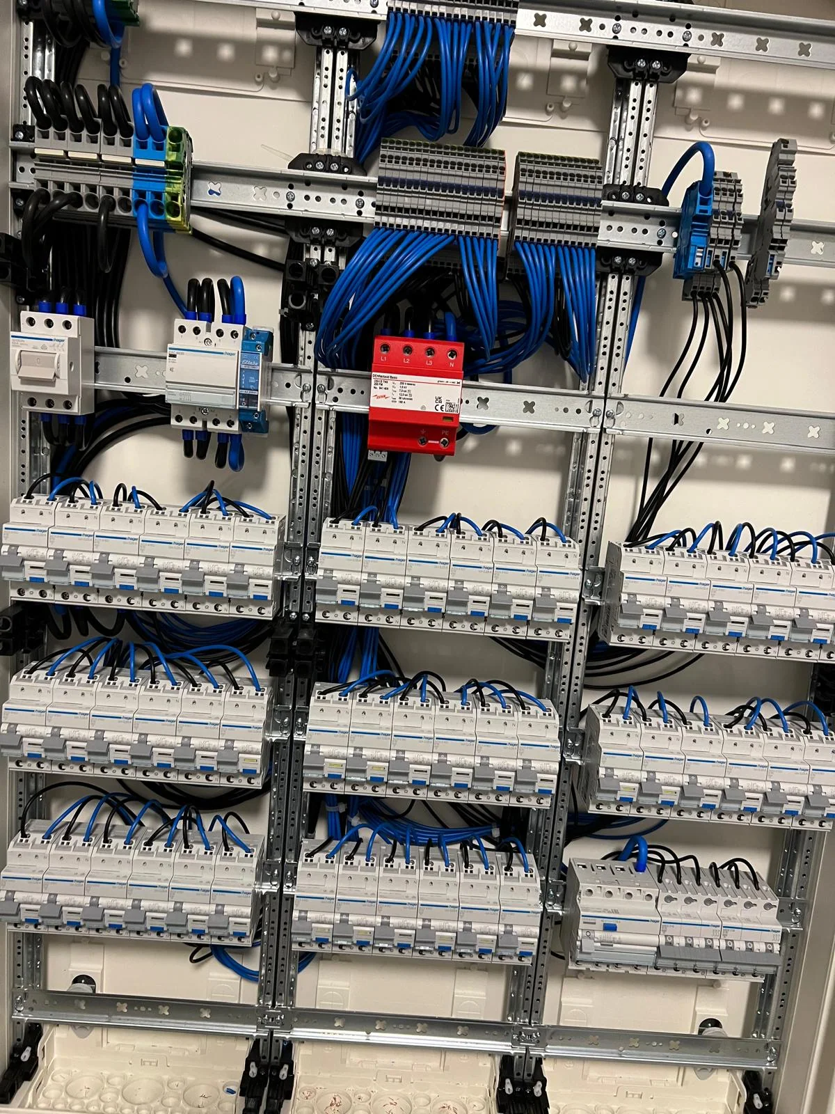 Sauber verdrahtete Sicherungsautomaten in einer großen Elektroverteilung