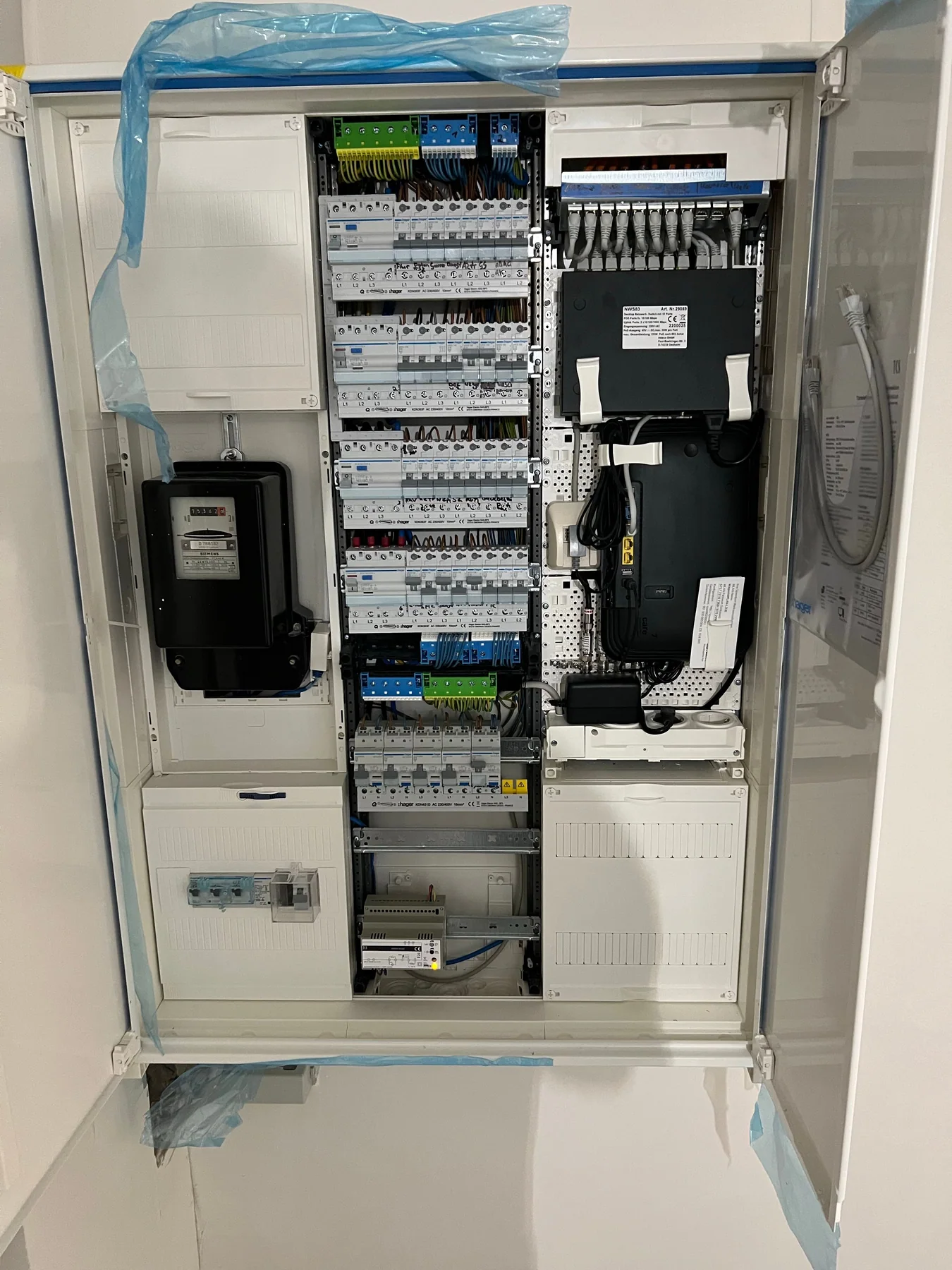 Fachgerecht aufgebaute Elektroverteilung mit Netzwerktechnik