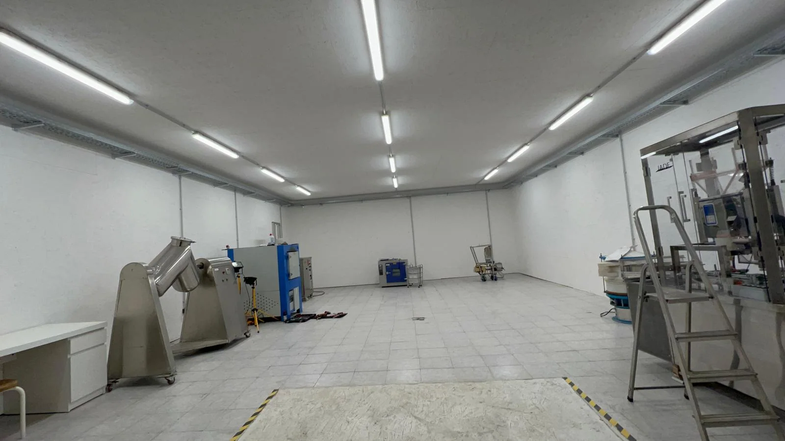 Gleichmäßig ausgeleuchtete Gewerbehalle mit modernen LED-Lichtbändern