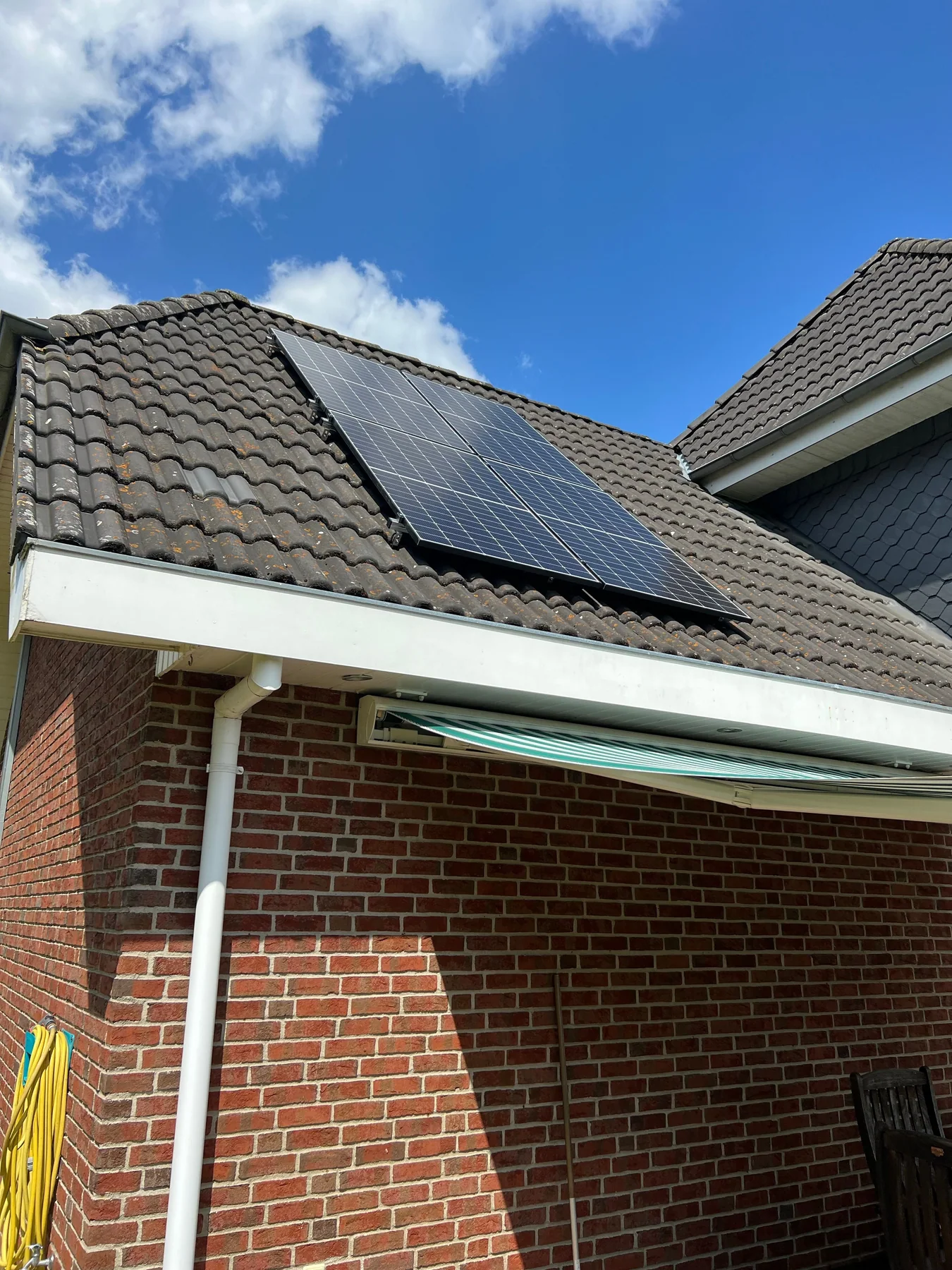 Solarmodule auf einem geneigten Ziegeldach eines Wohnhauses