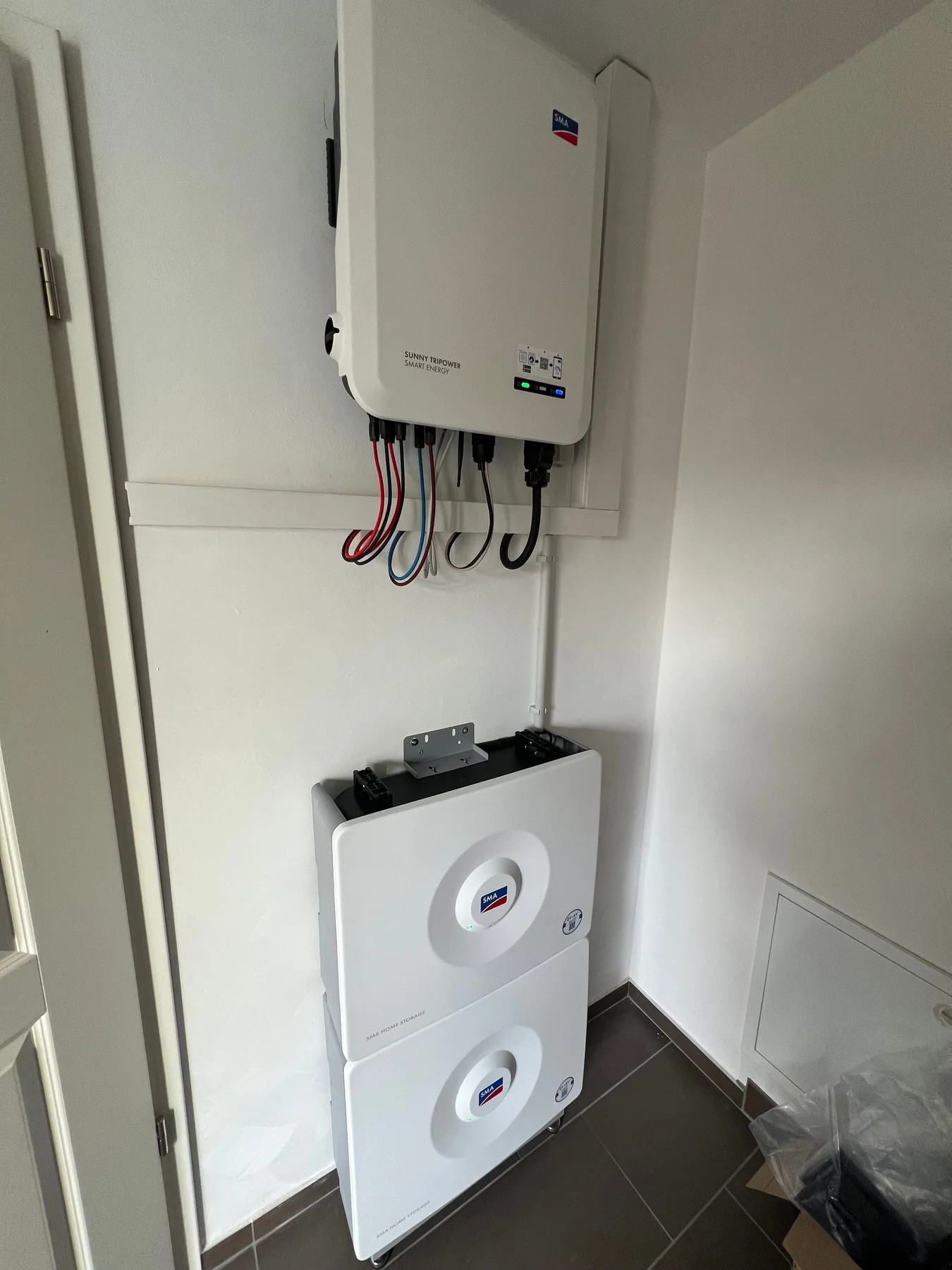 Installierter Wechselrichter und Batteriespeicher einer Photovoltaikanlage