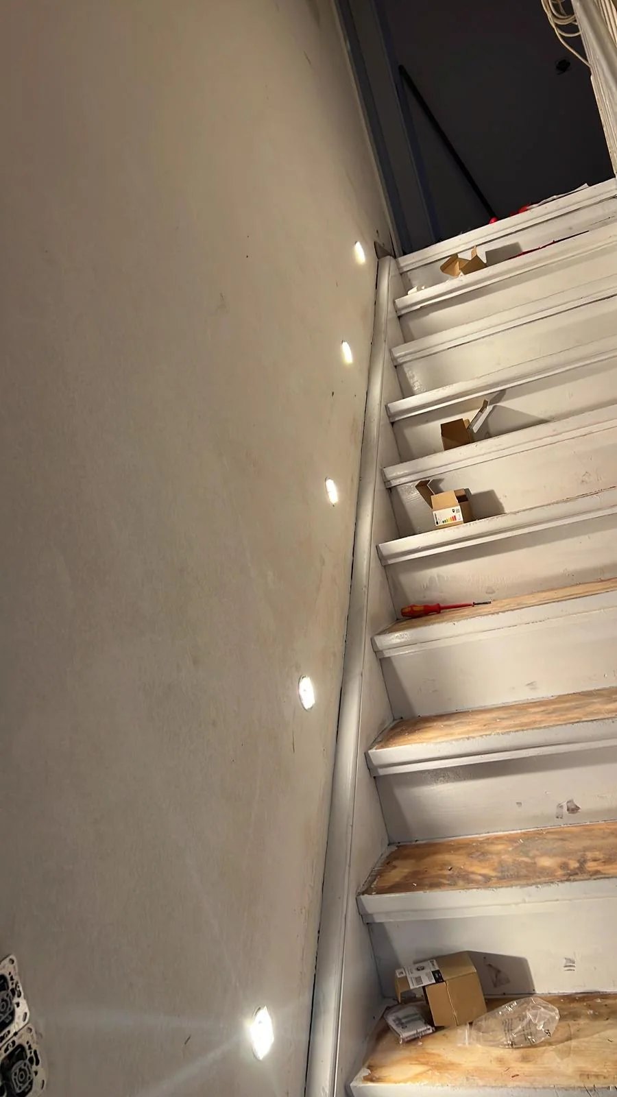Seitlich installierte LED-Einbaustrahler entlang einer Treppe