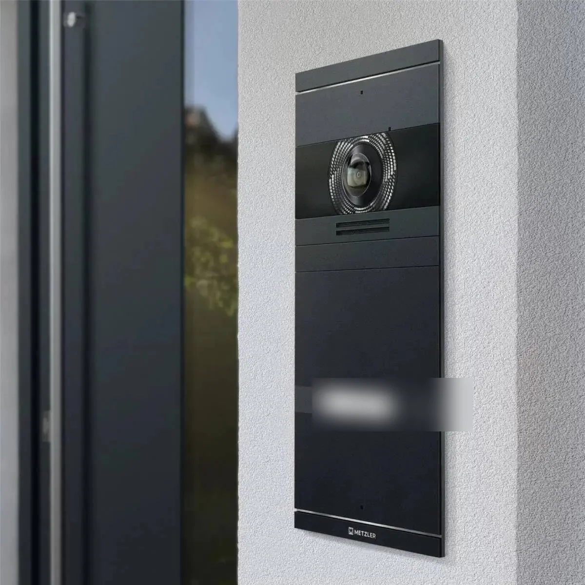 Moderne schwarze Video-Türsprechanlage an einer Hausfassade